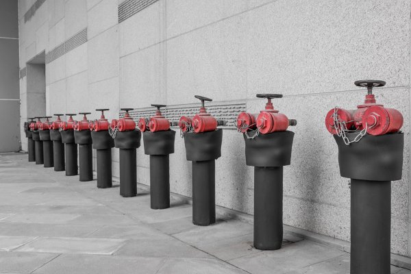 Endüstriyel vanalar seçilirken en kritik parametrelerden biri, ürünün dayanabileceği basınç sınıfıdır. Avrupa’da genellikle PN (Pressure Nominal) değerleri kullanılırken, Japonya ve Asya pazarında üretilen vanalarda JIS (Japanese Industrial Standards) normları geçerlidir. Bu standartlarda basınç sınıfları K ile ifade edilir. En yaygın kullanılan basınç sınıfları ise 10K ve 16K’dır. Peki bu değerler ne anlama geliyor?