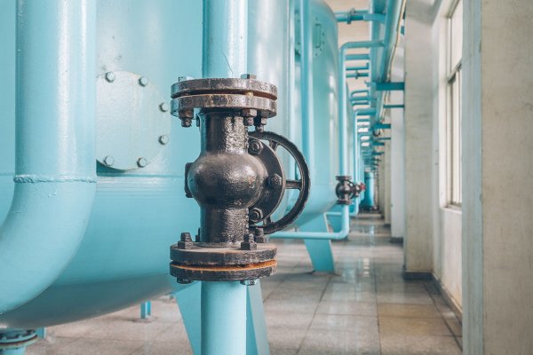 Endüstriyel tesisatlarda kullanılan vanalar, farklı bağlantı tipleriyle sistemlere entegre edilir. Bu bağlantı yöntemlerinden en yaygın olanları flanşlı ve dişli (threaded) bağlantılardır. Her iki bağlantı tipinin kendine özgü avantajları ve dezavantajları vardır. Peki, flanşlı ve dişli vana arasındaki farklar nelerdir?
